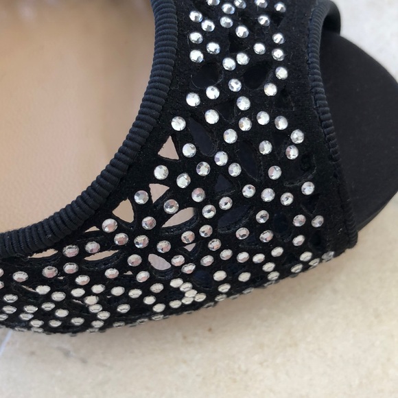 BADGLEY MISCHKA NEVER WORN BLACK SATIN JEWEL PUMPS - Picture 3 of 6